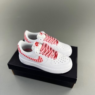 나이키 에어포스 1 '07 에센셜 화이트 미스틱 레드 Nike Air Force 1 '07 Essential White Mystic Red DZ2784-101