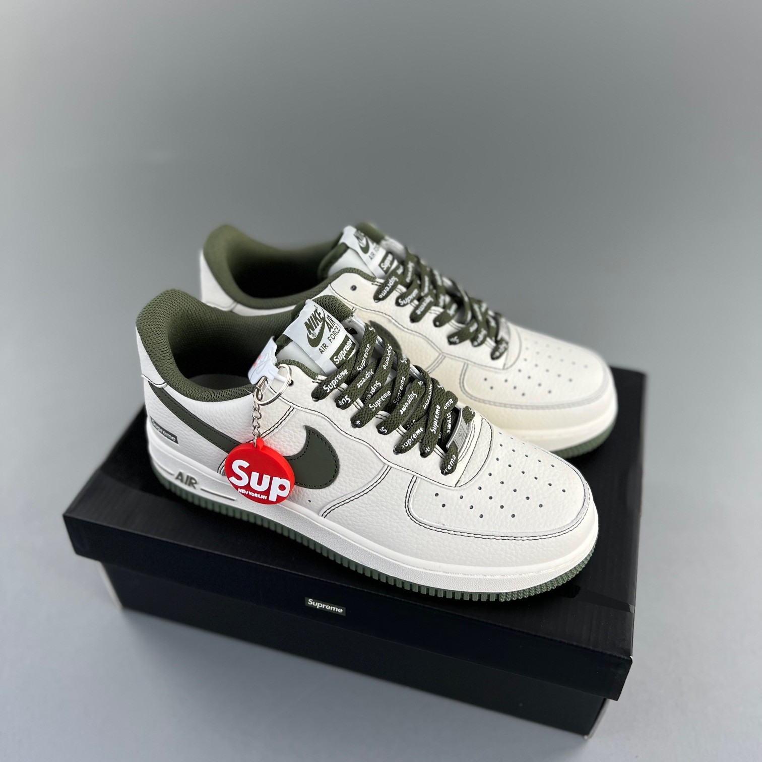 Supreme x 나이키 에어포스 1 07 로우 SU0220-009
