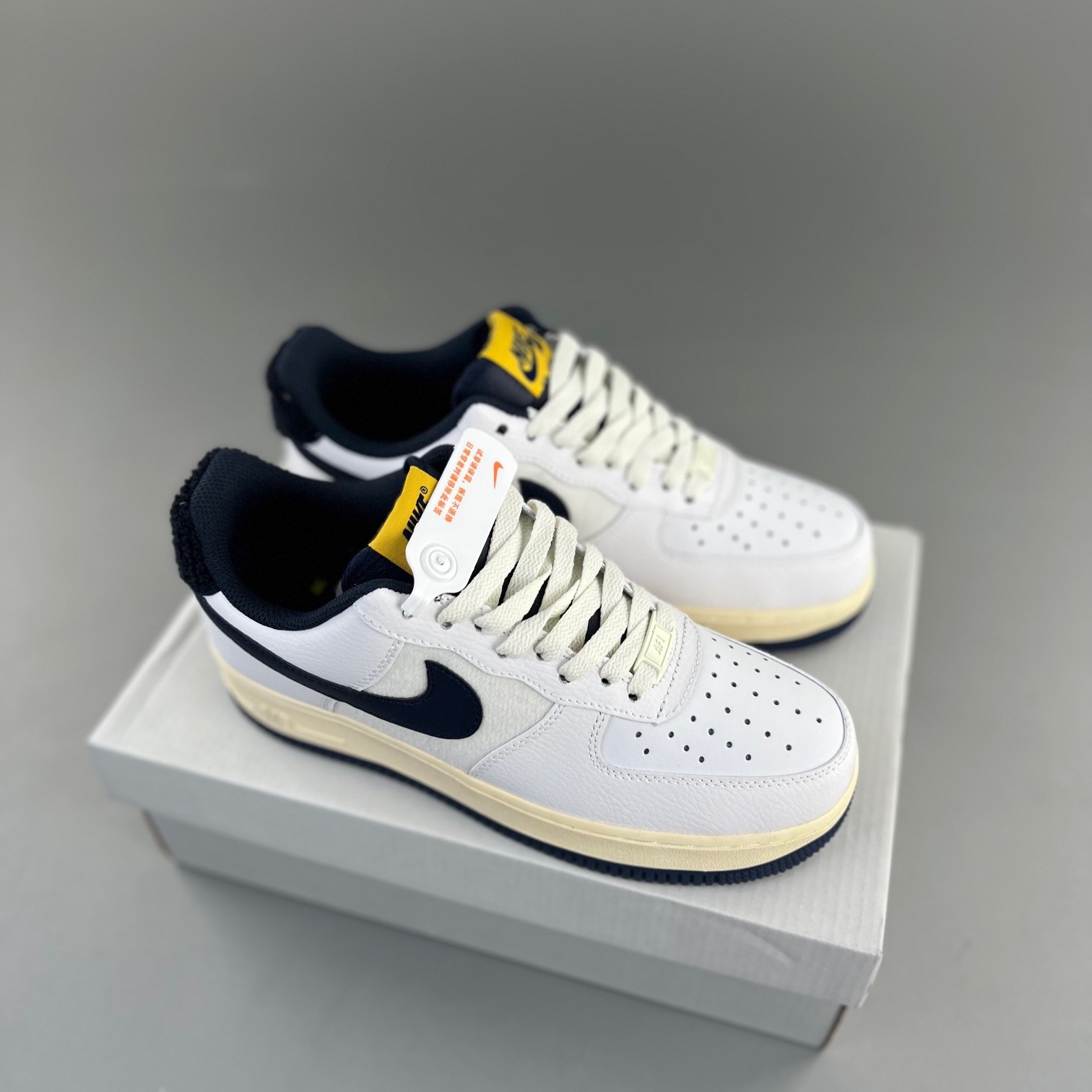 나이키 에어포스 1 '07 LV8 바시티 화이트 미드나잇 네이비 Nike Air Force 1 '07 LV8 Varsity White Midnight Navy DO5220-141