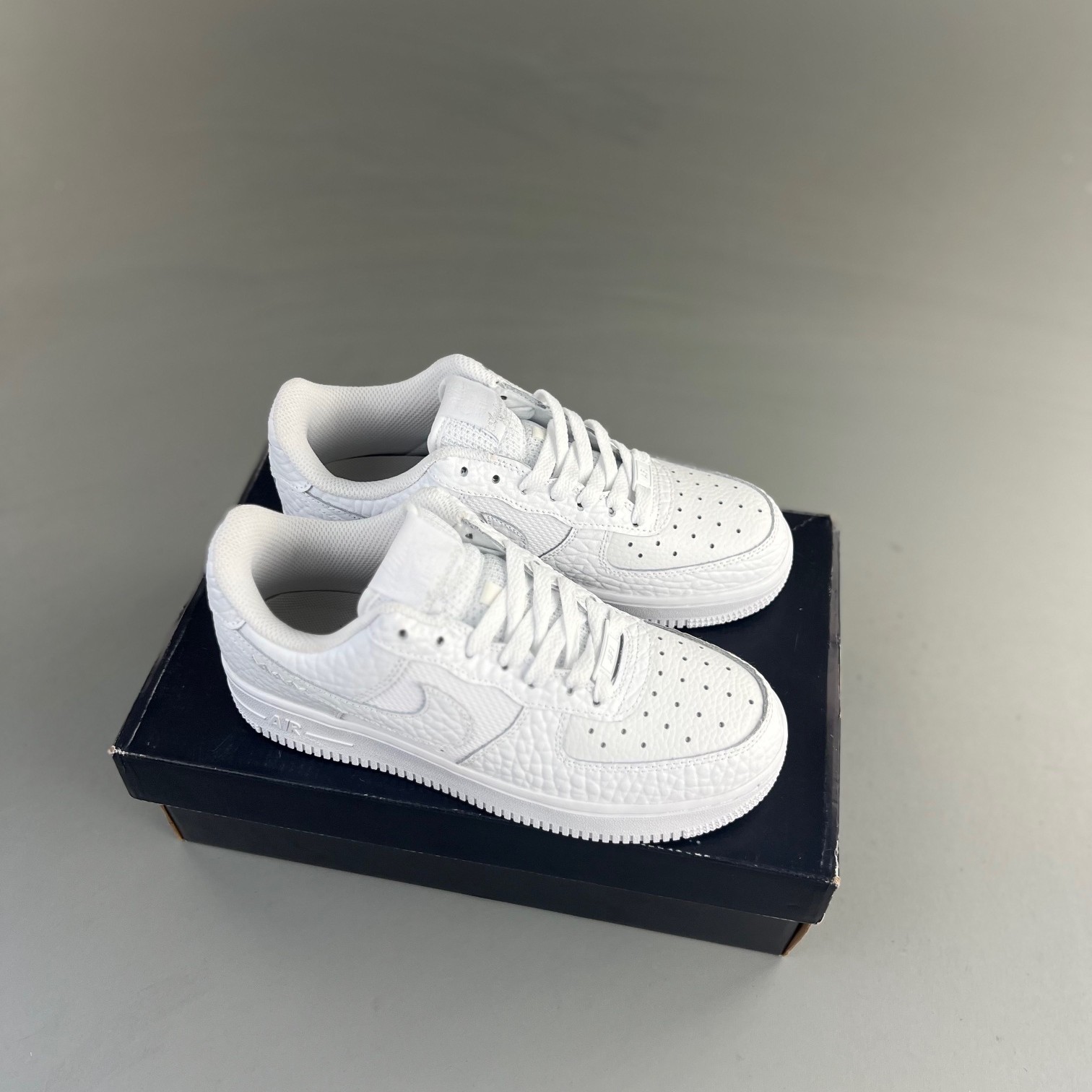 나이키 에어포스 1 '07 컬러 오브 더 먼스 화이트 메탈릭 골드 Nike Air Force 1 '07 Color of the Month White Metallic Gold DZ4711-100
