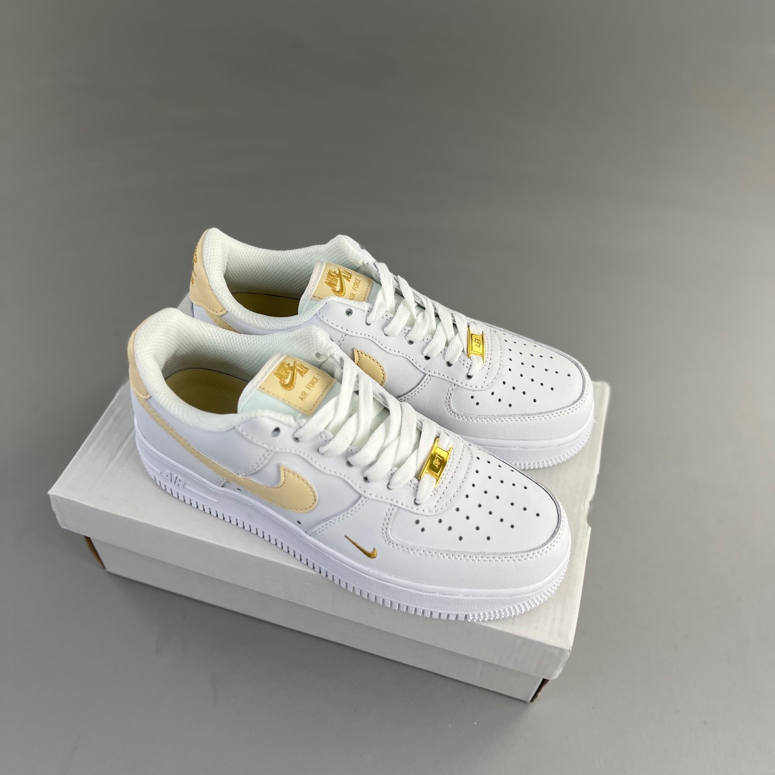 나이키 에어포스 1 '07 에센셜 화이트 라탄 Nike Air Force 1 '07 Essential White Rattan CZ0270-105