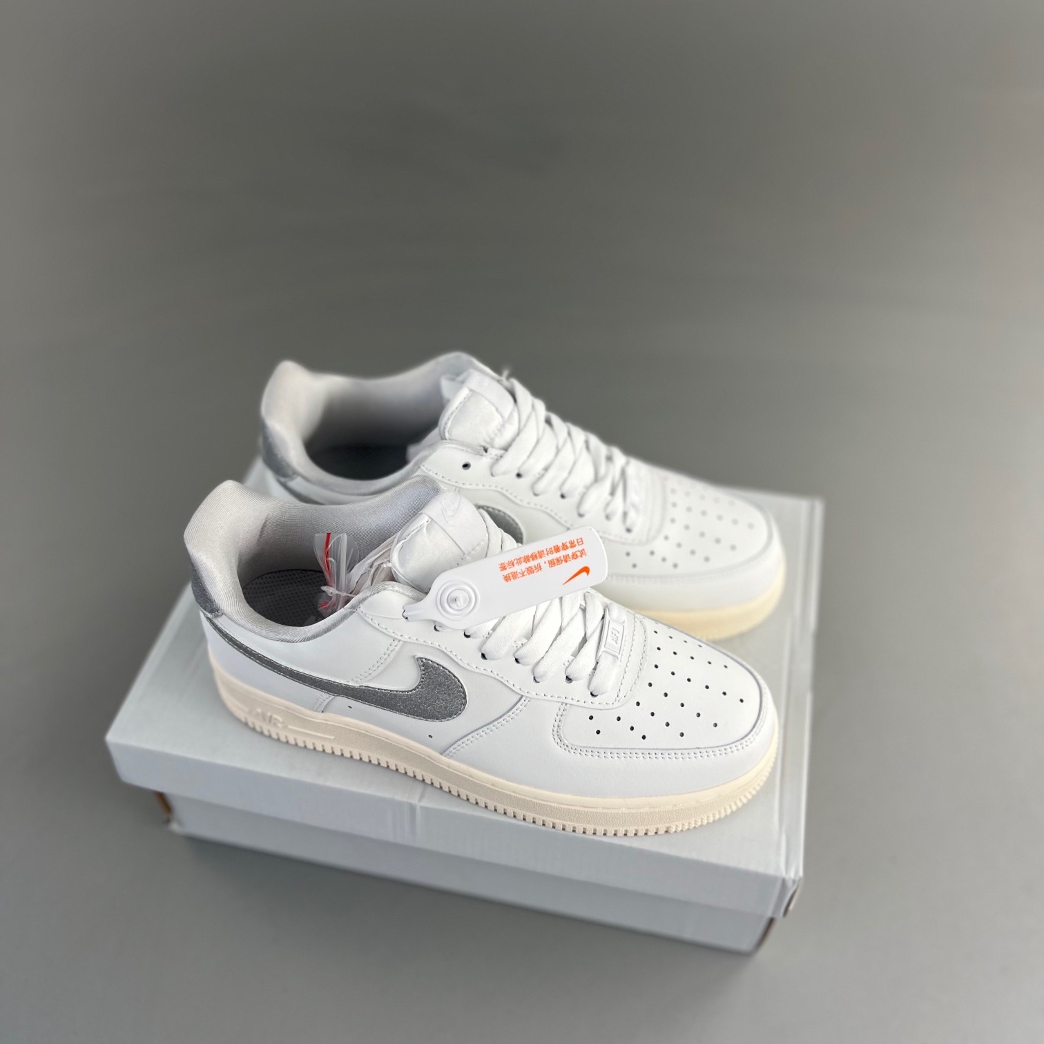 나이키 에어포스 1 '07 에센셜 TRND 서밋 화이트 메탈릭 실버 Nike Air Force 1 '07 Essential TRND Summit White Metallic Silver DQ7569-100
