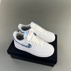 나이키 에어포스 1 '07 에센셜 페이즐리 스우시 화이트 원 블루 Nike Air Force 1 '07 Essential Paisley Swoosh White Worn Blue DH4406-100