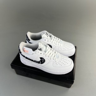  나이키 에어포스 1 '07 에센셜 페이즐리 스우시 화이트 블랙 Nike Air Force 1 '07 Essential Paisley Swoosh White Black DH4406-101
