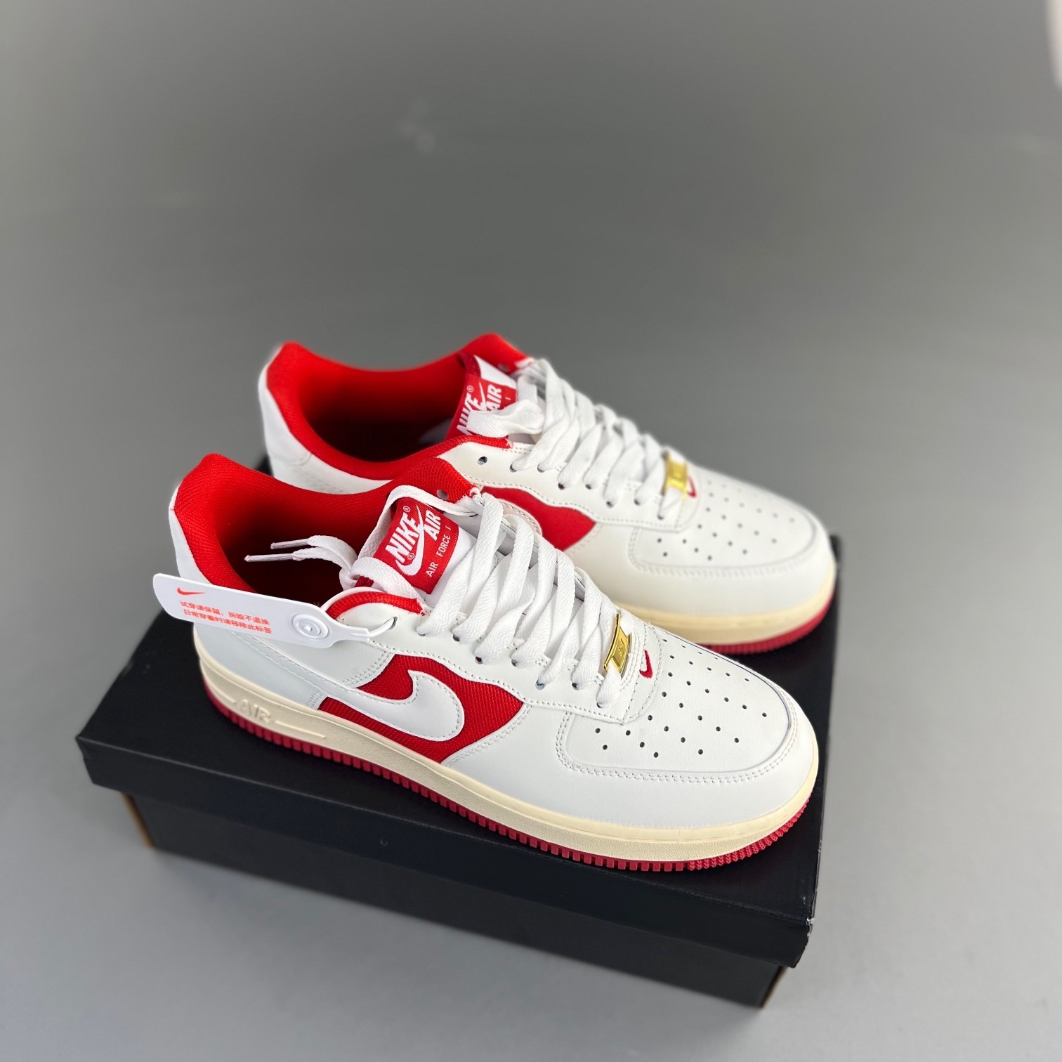 나이키 에어포스 1 '07 세일 유니버시티 레드 Nike Air Force 1 '07 Sail University Red FN7439-133 NPC20101