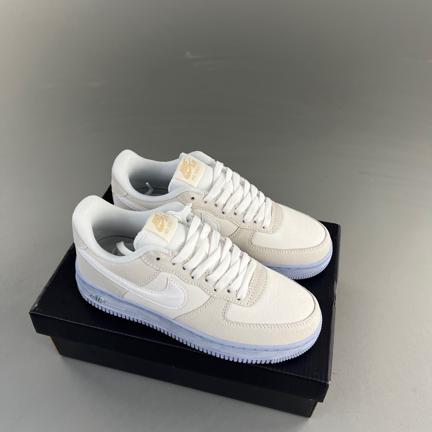 나이키 에어포스 1 '07 LV8 EMB 서밋 화이트 블루 위스퍼 Nike Air Force 1 '07 LV8 EMB Summit White Blue Whisper DV0787-100