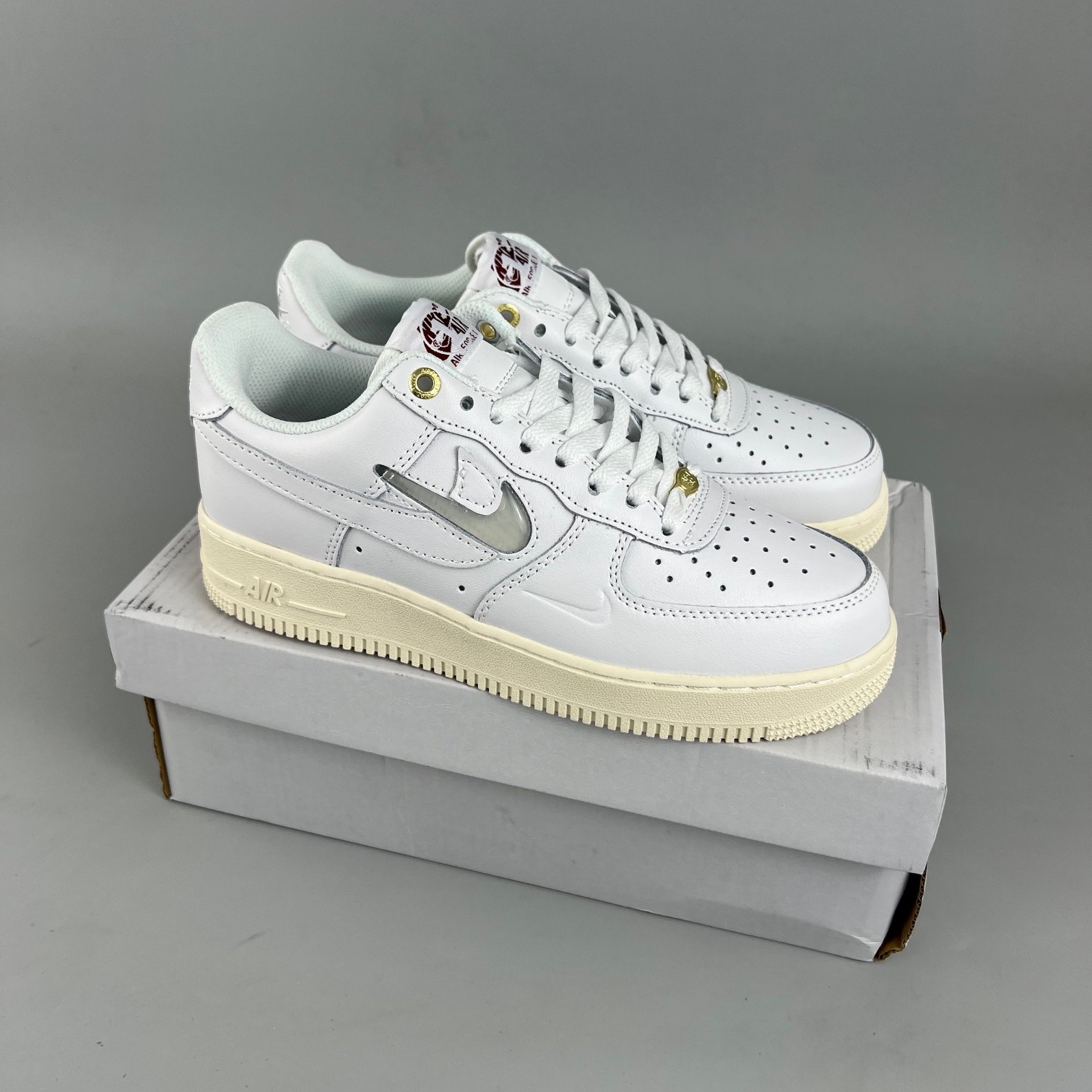 나이키 에어포스 1 '07 프리미엄 화이트 세일 Nike Air Force 1 '07 PRM White Sail DZ5616-100