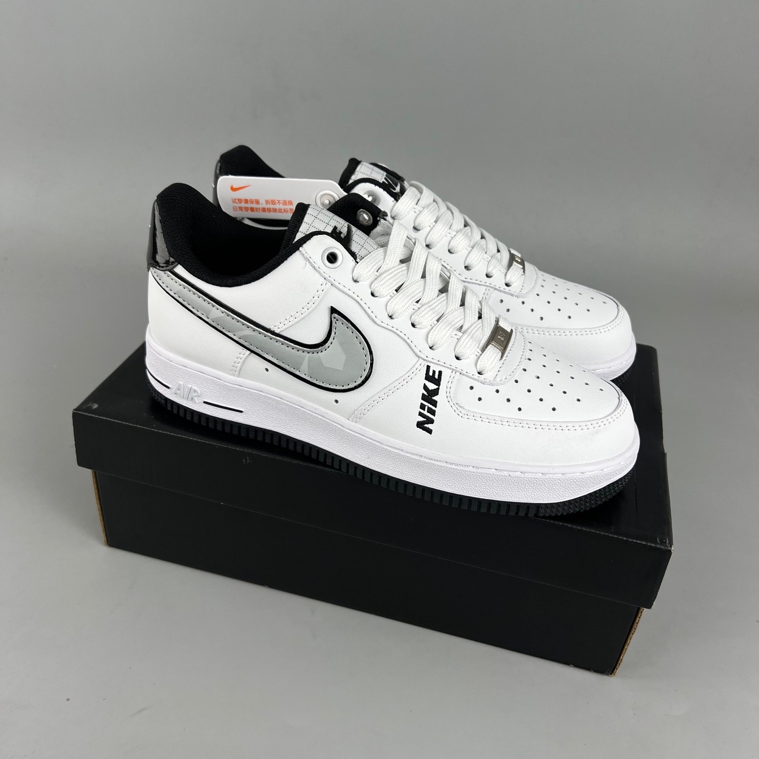 나이키 에어포스 1 '07 LV8 화이트 블랙 울프 그레이 Nike Air Force 1 '07 LV8 White Black Wolf Grey DC8873-101