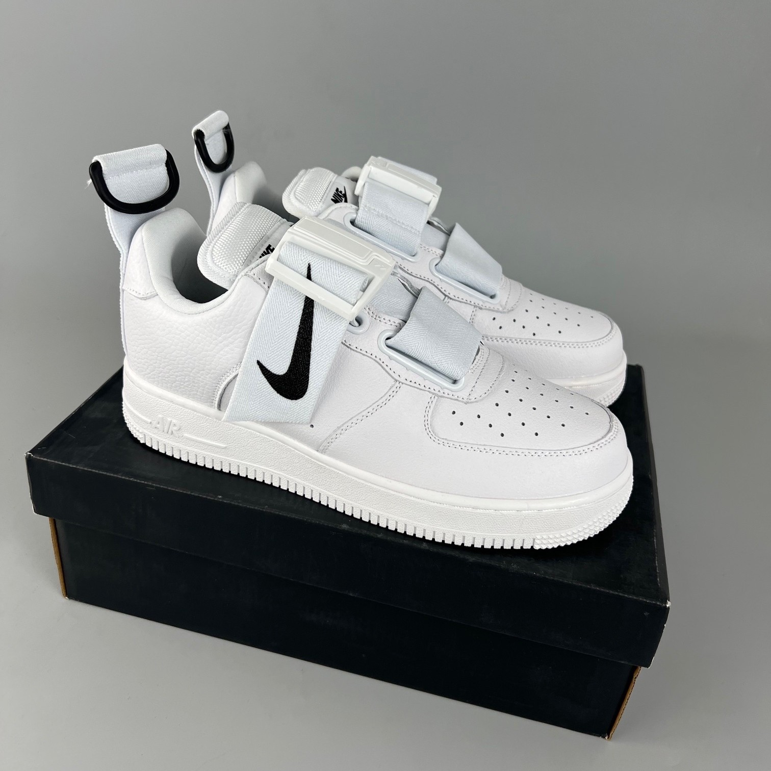 나이키 에어포스 1 유틸리티 화이트 블랙 화이트 솔 Nike Air Force 1 Utility White Black White Sole AO1531-101