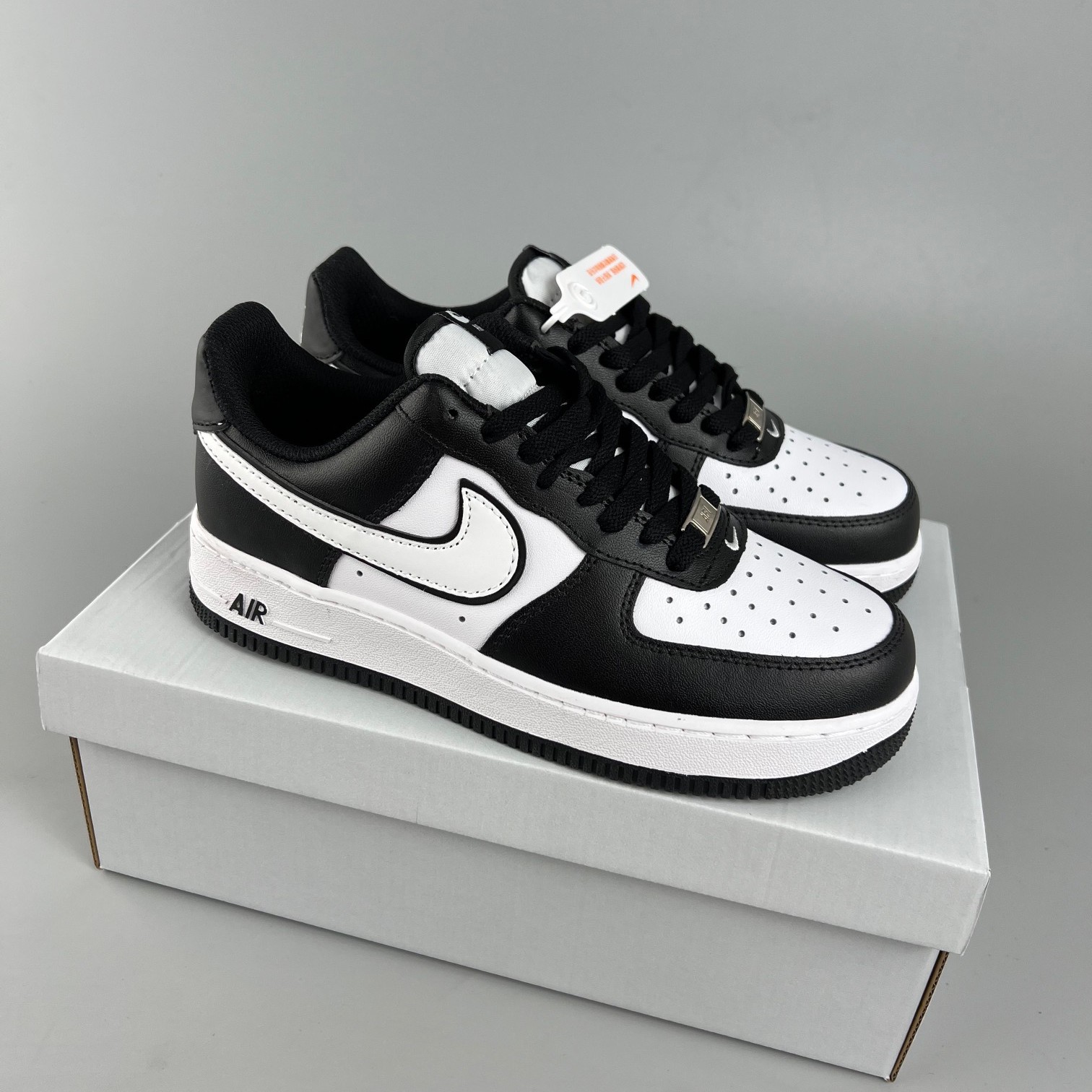 나이키 에어포스 1 '07 LV8 화이트 블랙 Nike Air Force 1 '07 LV8 White Black DX3115-100