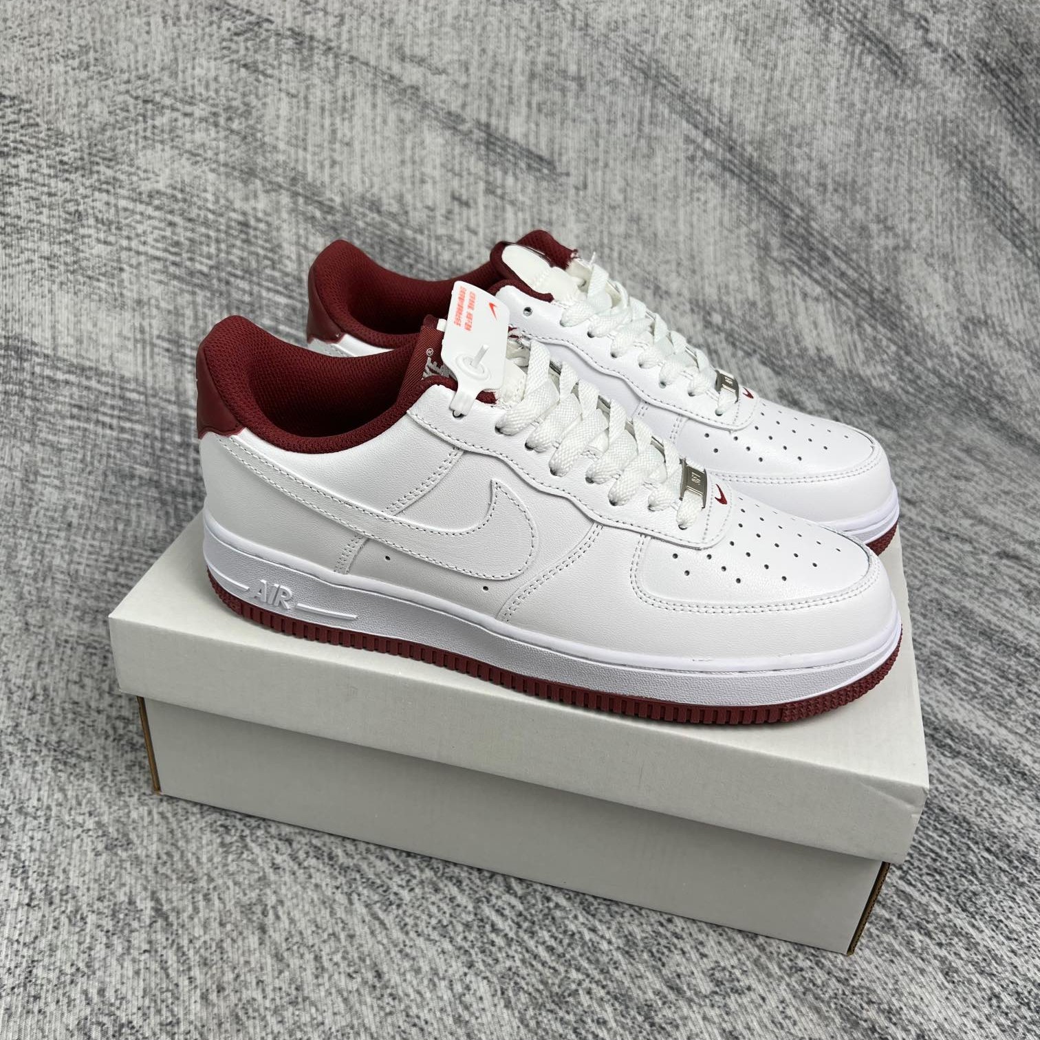 나이키 에어포스 1 '07 로우 화이트 다크 비트룻 Nike Air Force 1 '07 Low White Dark Beetroot DH7561-106 NPC20006
