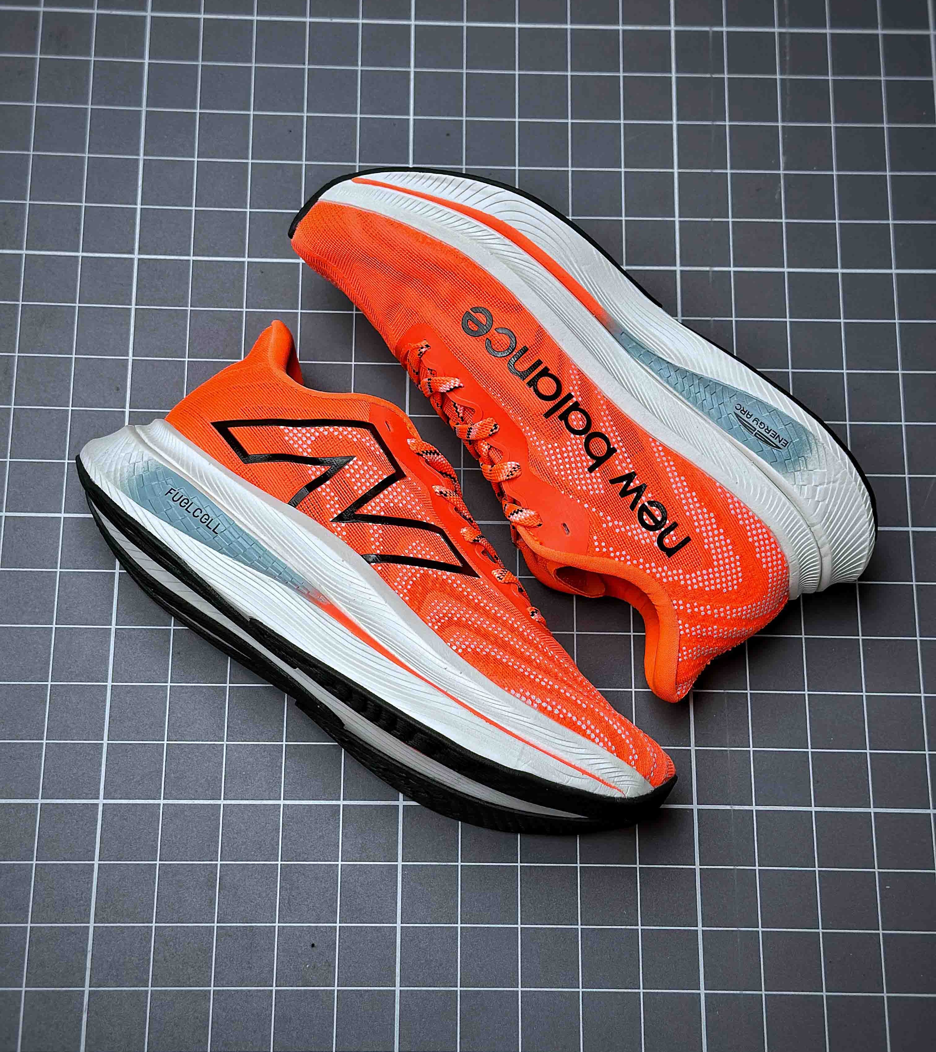 뉴발란스 퓨어셀 슈퍼콤프 트레이너 V2 FuelCell SuperComp Trainer V2 NWB250010