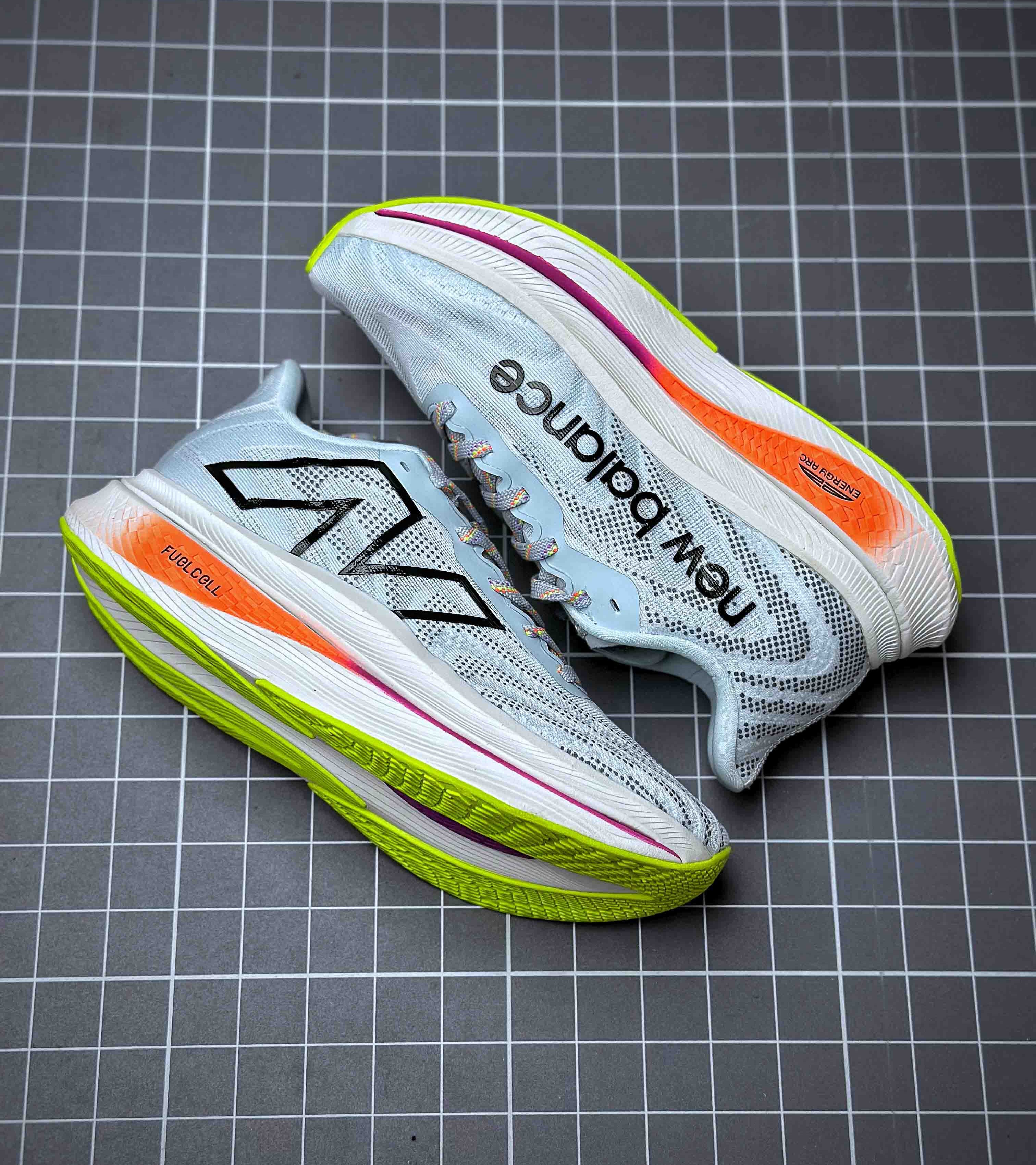 뉴발란스 퓨어셀 슈퍼콤프 트레이너 V2 New Balalnce FuelCell SuperComp Trainer V2 NWB250009