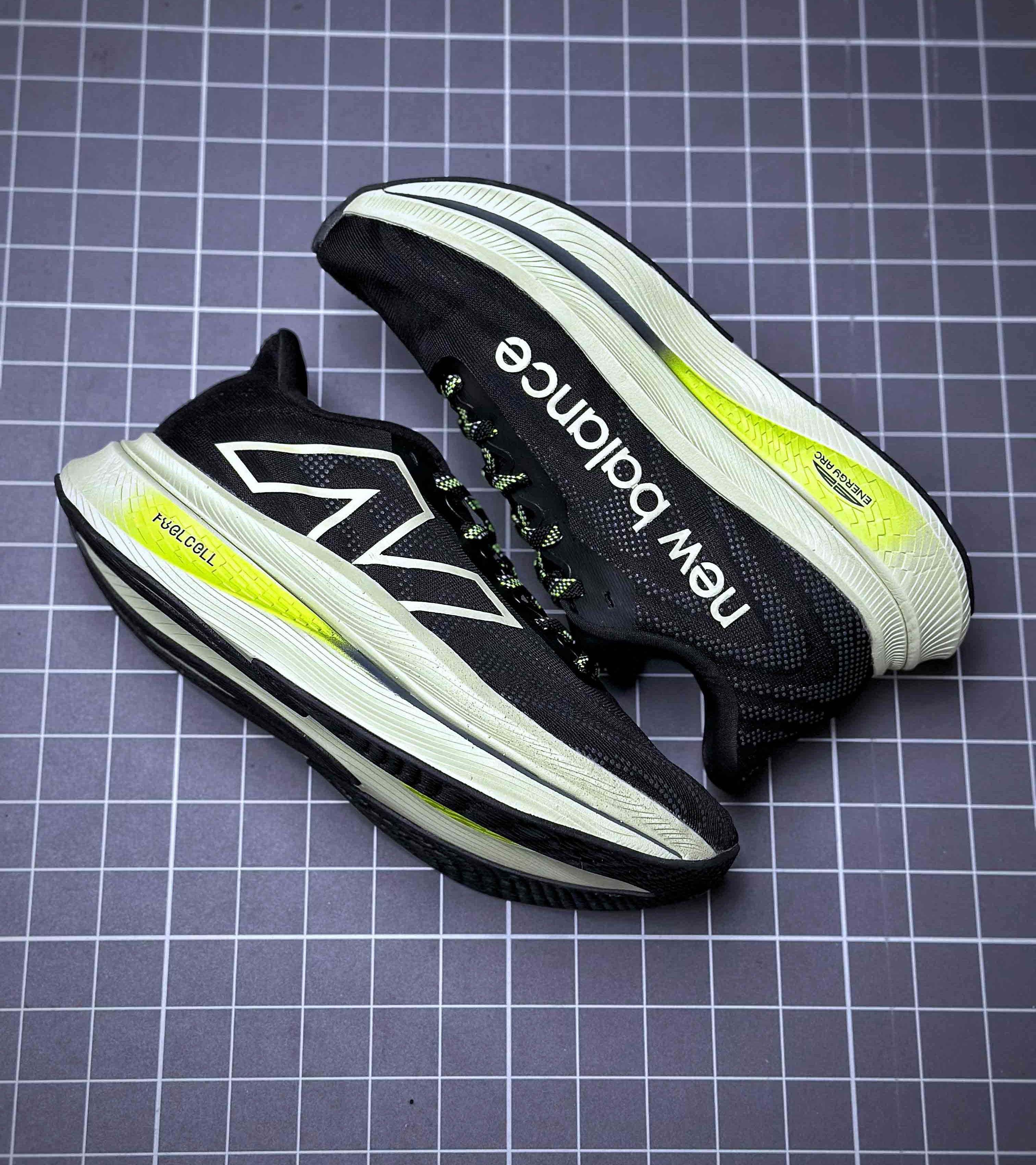 뉴발란스 퓨어셀 슈퍼콤프 트레이너 V2 New Balalnce FuelCell SuperComp Trainer V2 NWB250008