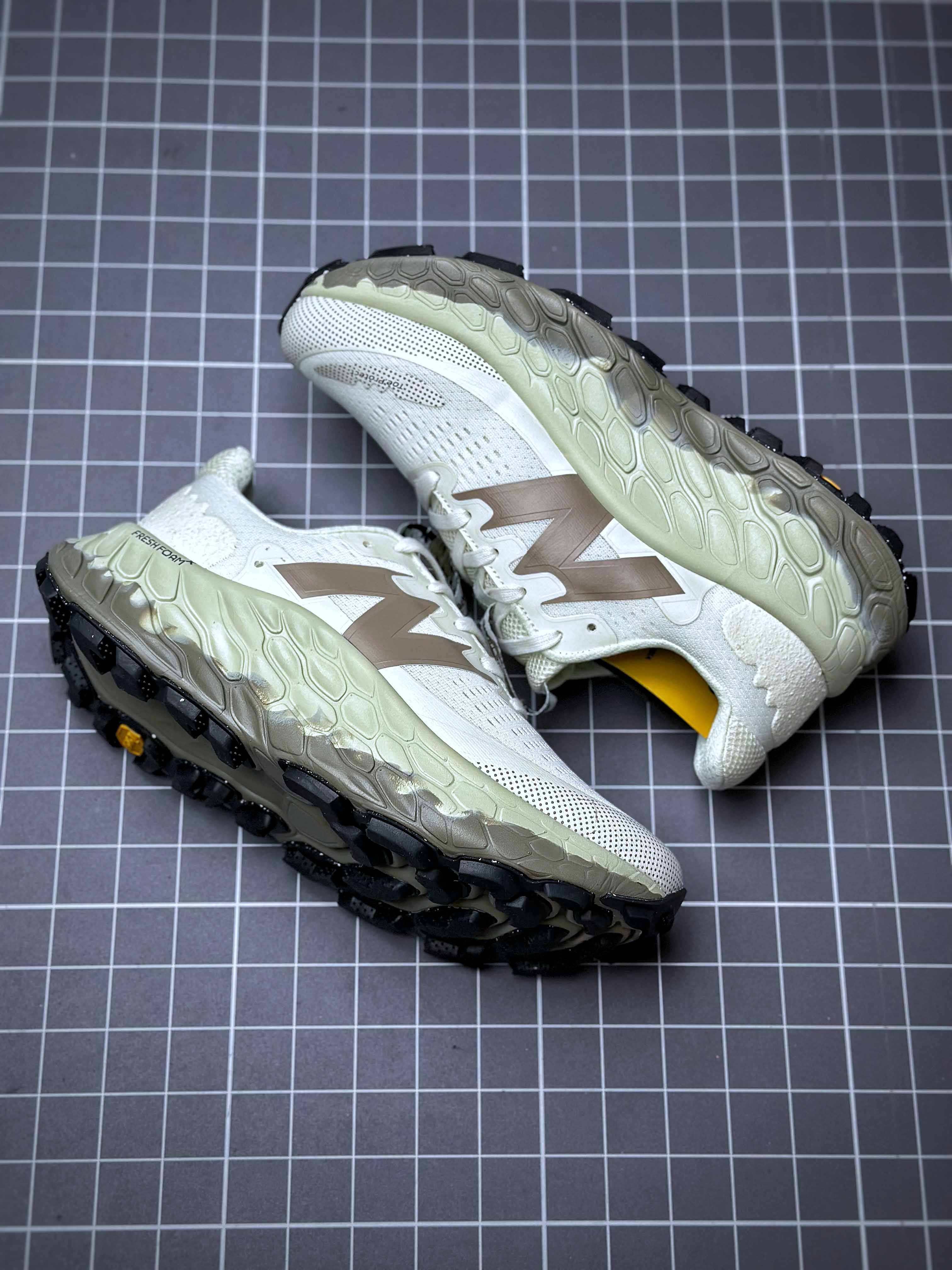 뉴발란스 프레쉬폼 X 모어 v3 New Balalnce Fresh Foam X More V3 NWB250037