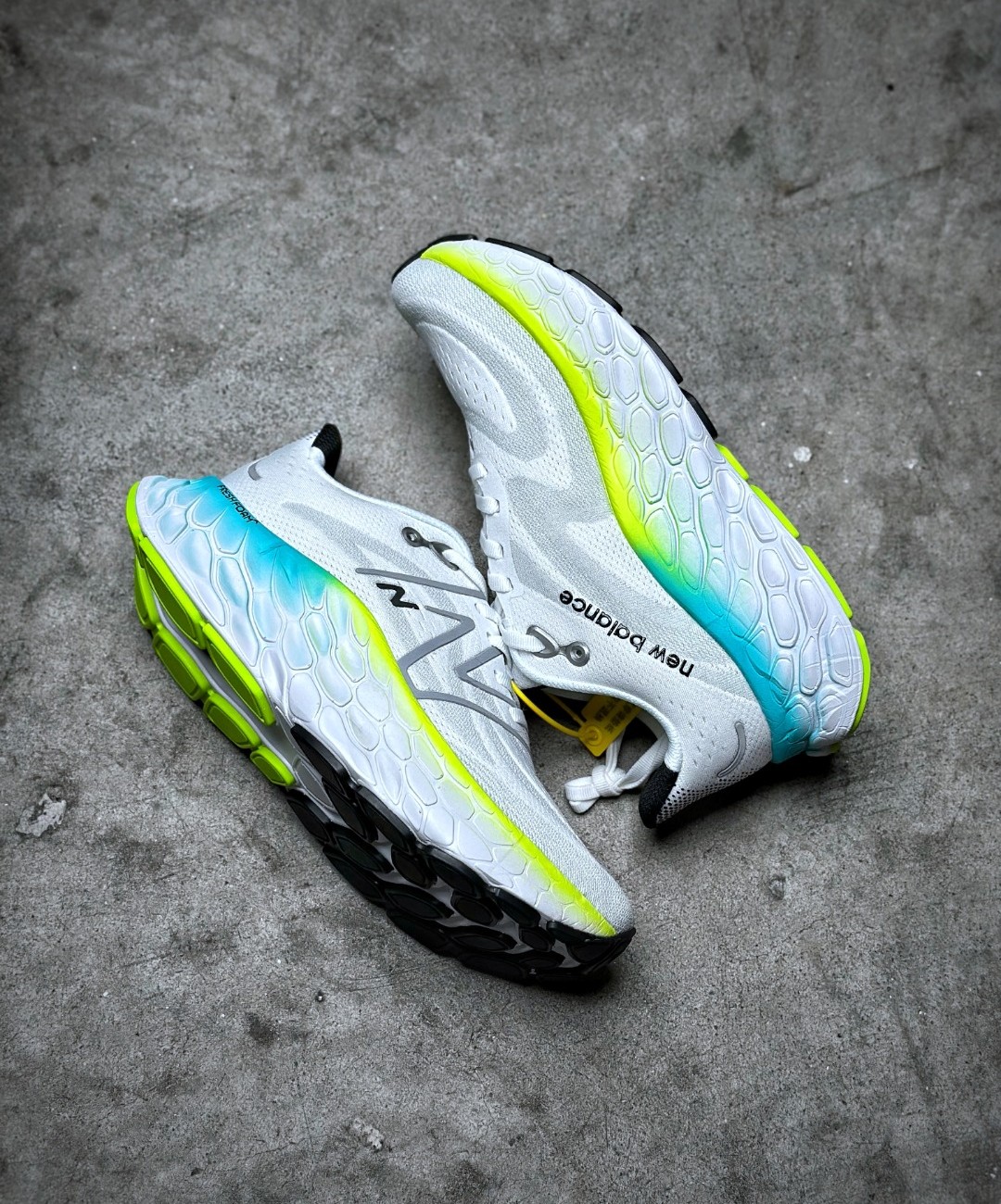 뉴발란스 프레쉬폼 X 모어 v4 New Balalnce Fresh Foam X More v4 NWB250029