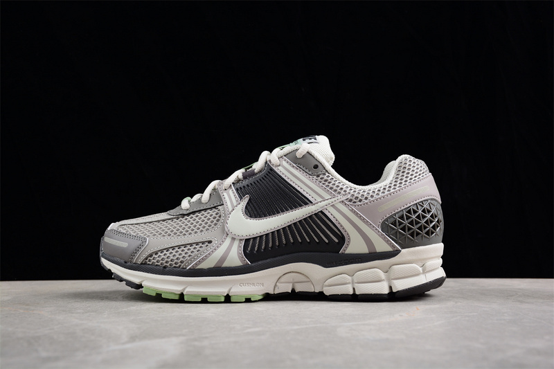 나이키 줌 보메로 5 SP NIKE zoom Vomero 5 SP FB8825-001