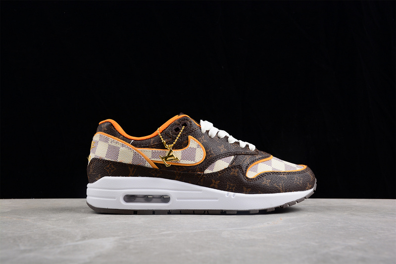 나이키 x 트래비스 스캇 Air Max 1 LV DA8301-555