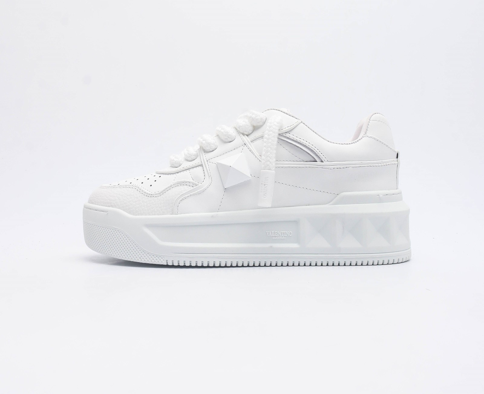 발렌티노 원 스터드 XL 나파 레더 로우 탑 스니커즈 화이트 Valentino One Stud XL Nappa Leather Low Top Sneaker White S0G37XTM0BO