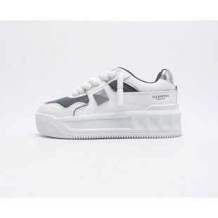 발렌티노 원 스터드 XL 나파 레더 로우 탑 스니커즈 그레이/화이트 Valentino One Stud XL Nappa Leather Low Top Sneaker White/gray EWGD1123CBL 