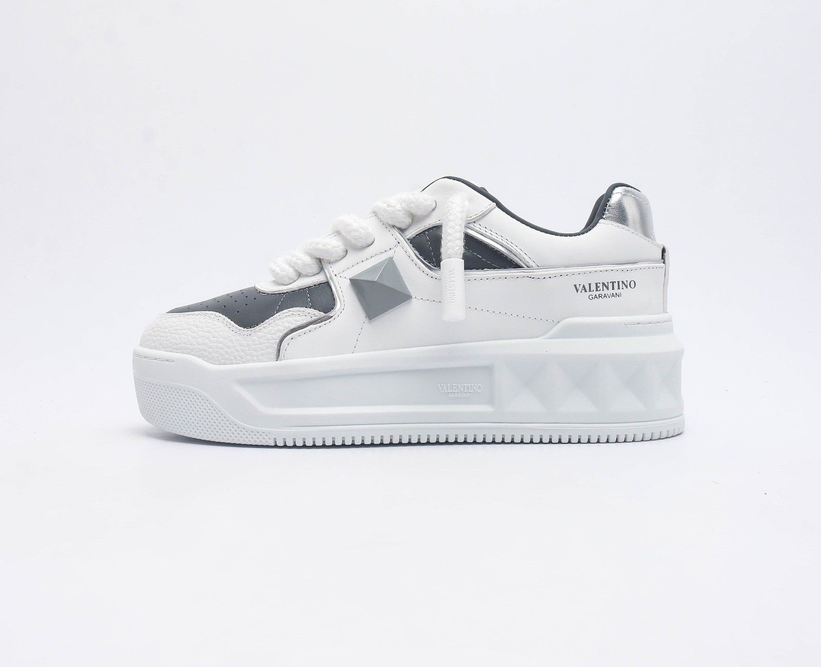 발렌티노 원 스터드 XL 나파 레더 로우 탑 스니커즈 그레이/화이트 Valentino One Stud XL Nappa Leather Low Top Sneaker White/gray EWGD1123CBL 