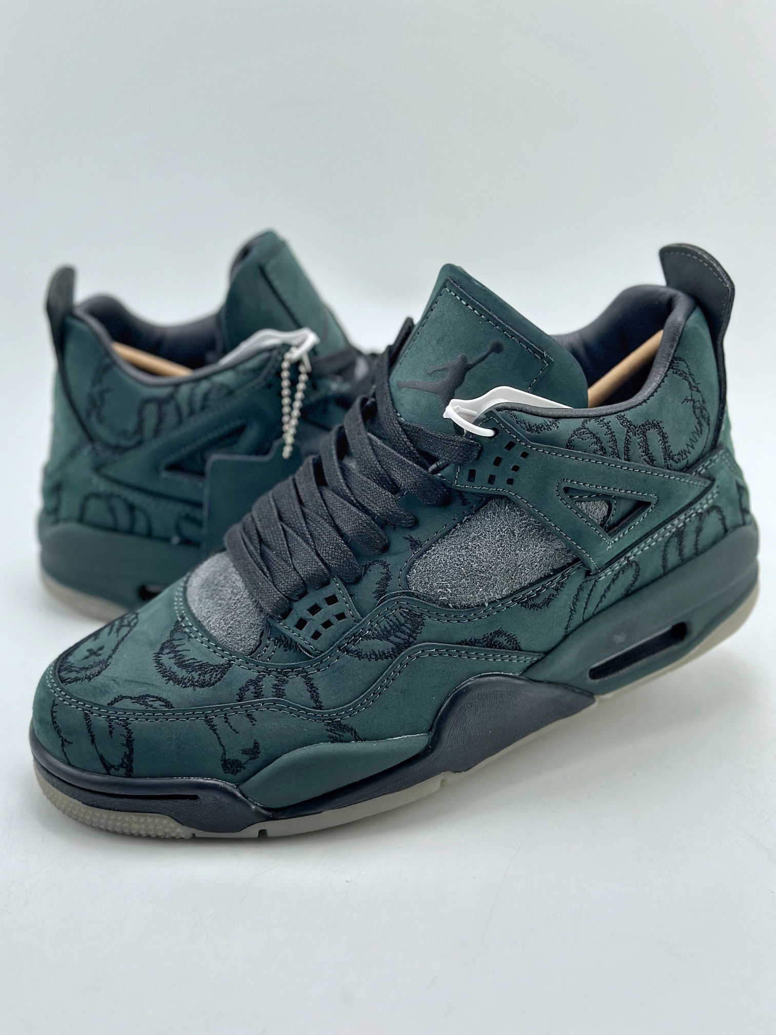 나이키 에어 조던 4 Nike Air Jordan 4 Retro x KAWS 930155-001