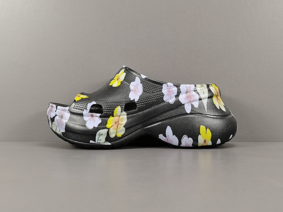 발렌시아가 크록스 슬라이드 샌들 여성 Balenciaga Pool Crocs Slide 677389 W1S8G 6556