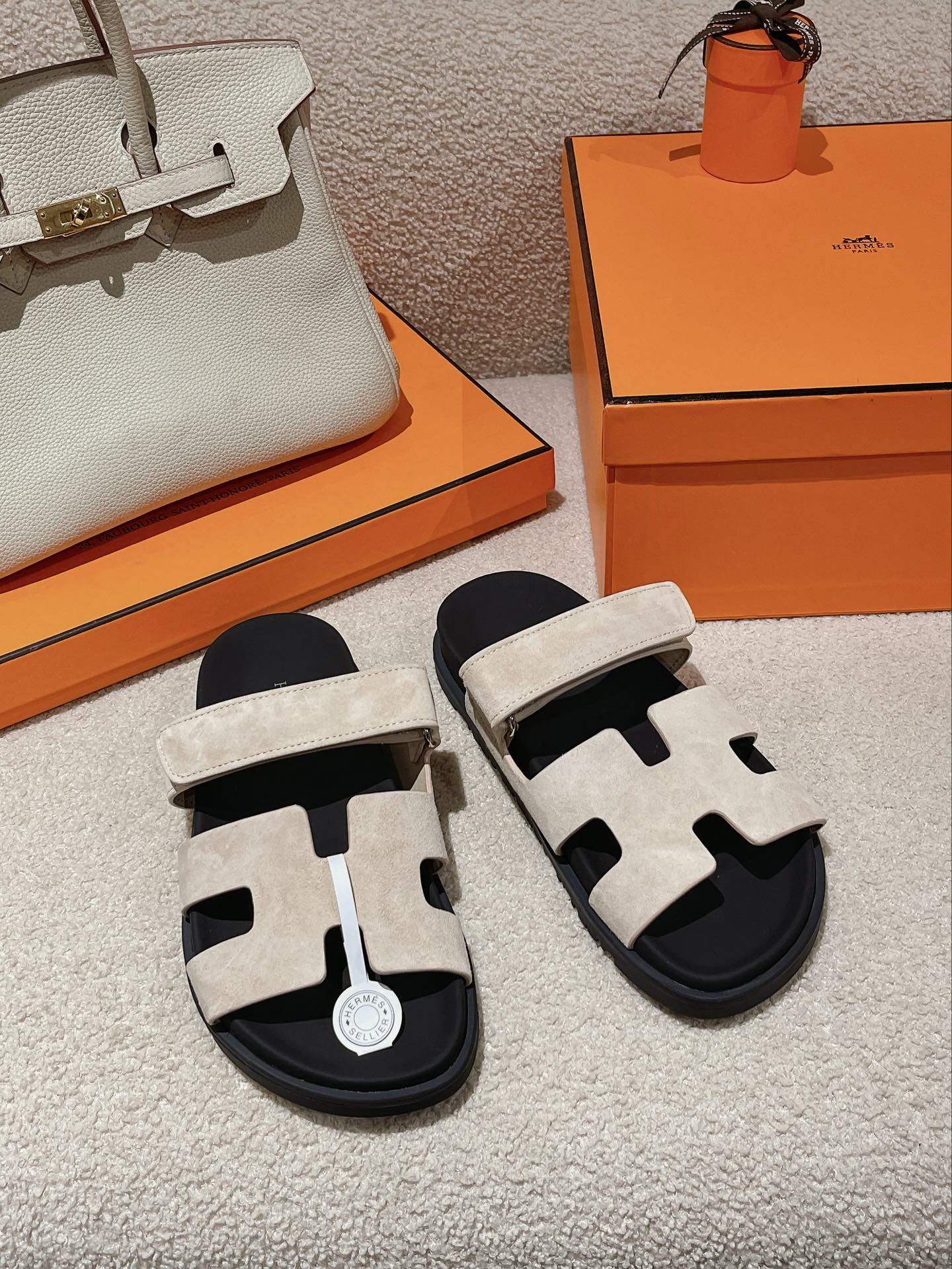 에르메스 시프레 샌들 스웨이드 고트스킨 & 베이지 아지에 Hermes Chypre Sandal Suede Goatskin & Beige Argile H222856ZH1J/H211907ZHAB