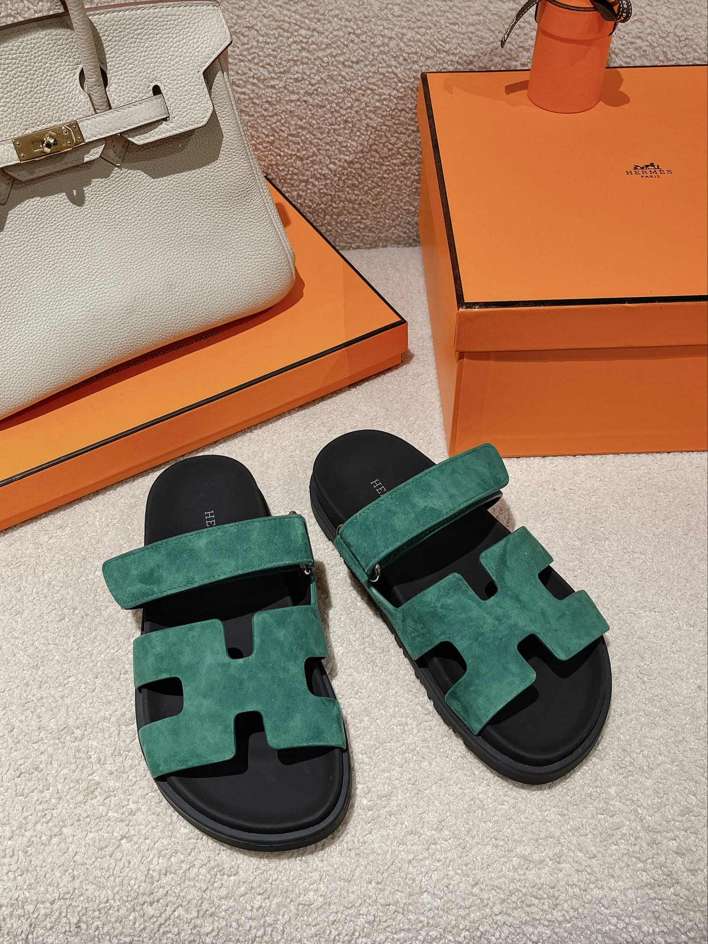 에르메스 시프레 샌들 스웨이드 고트스킨 Hermes Chypre Sandal Suede Goatskin & Vert Electrique H222297Z10