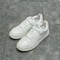 발렌티노 가라바니 프리다츠 스웨이드 로우탑 스니커즈 화이트 VALENTINO GARAVANI FREEDOTS