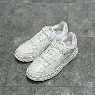 발렌티노 가라바니 프리다츠 스웨이드 로우탑 스니커즈 화이트 VALENTINO GARAVANI FREEDOTS