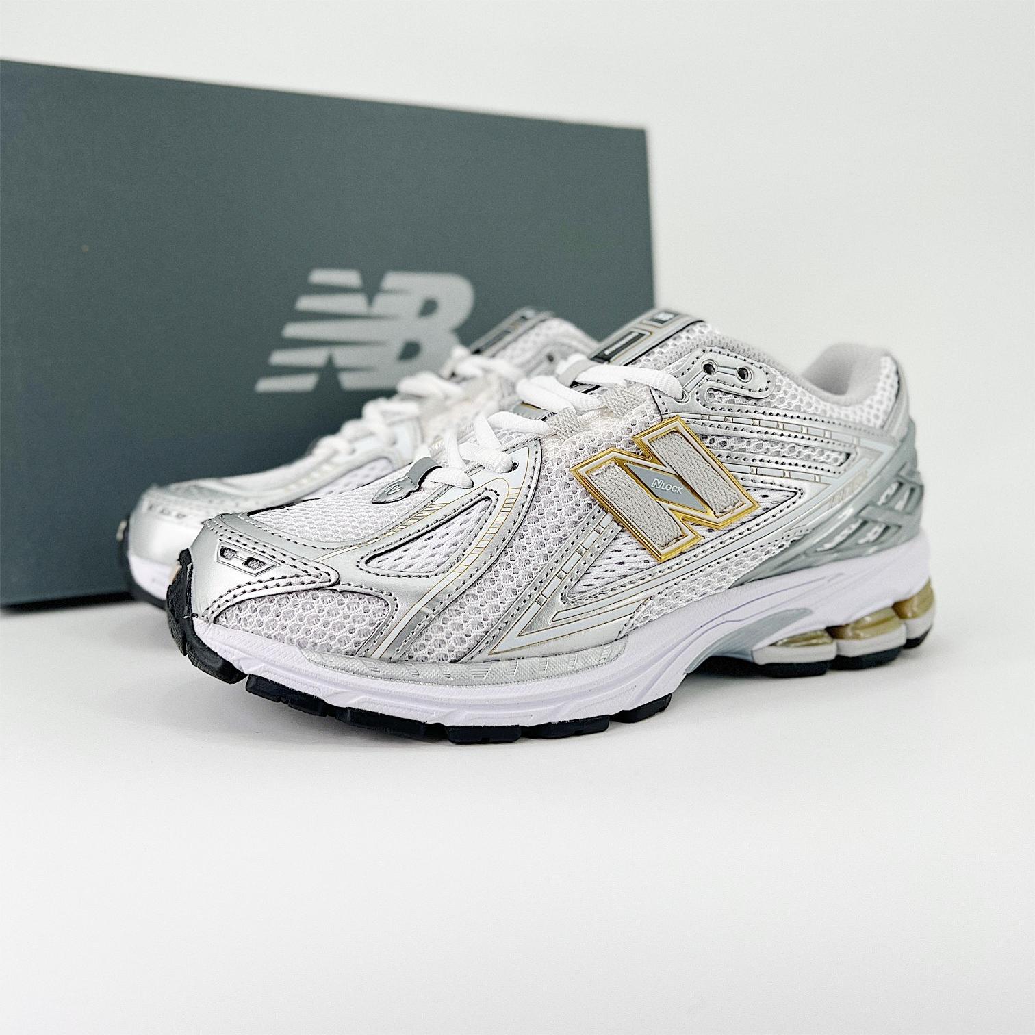 뉴발란스 1906R 화이트 메탈릭 실버 New Balance 1906R White Metallic Silver M1906RI