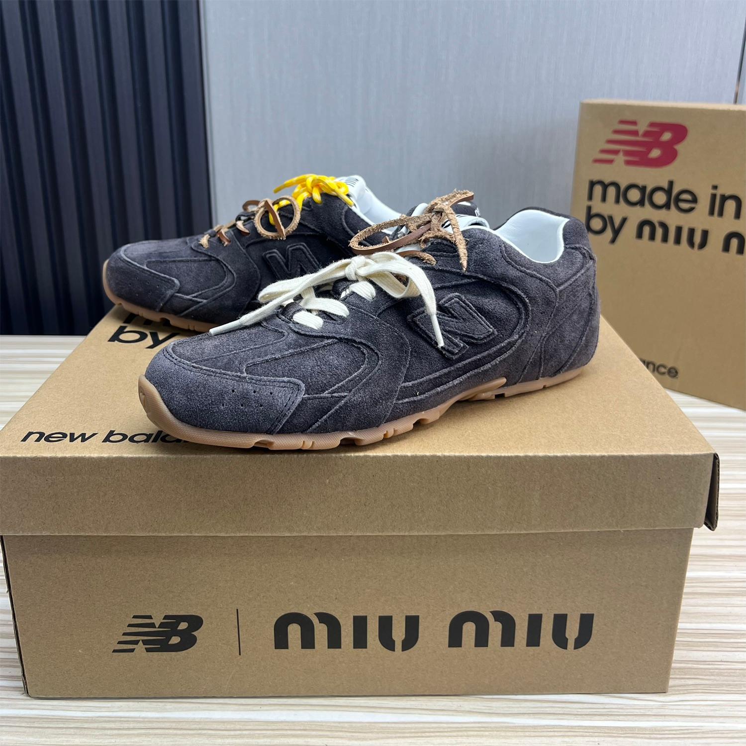 (W) 뉴발란스 x 미우 미우 530 스웨이드 메쉬 스니커즈 (W) New Balance x Miu Miu 530 Suede Mesh Sneakers